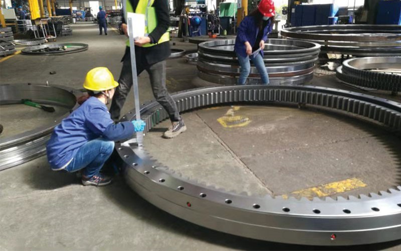 Slewing bearing